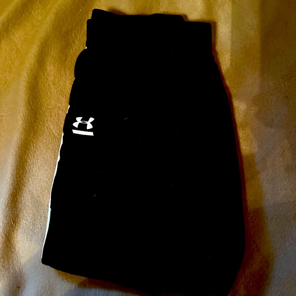 Black cropped under armour joggers